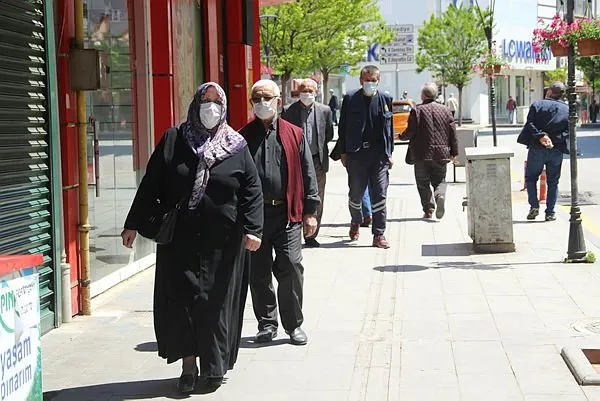 65 yaş üstü sokağa çıkma yasağı hakkında son dakika gelişmesi! Belirli saatlerde sokağa çıkma yasağı kararları peş peşe geliyor...