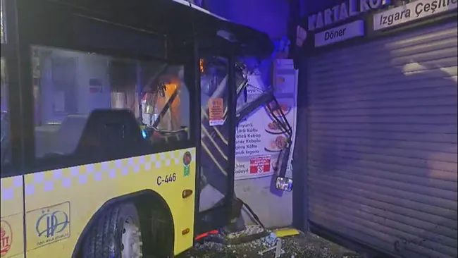 kartalda-seyir-halindeki-iett-otobusu-duvara-carpti-6-yarali-1768154796601.jpeg
