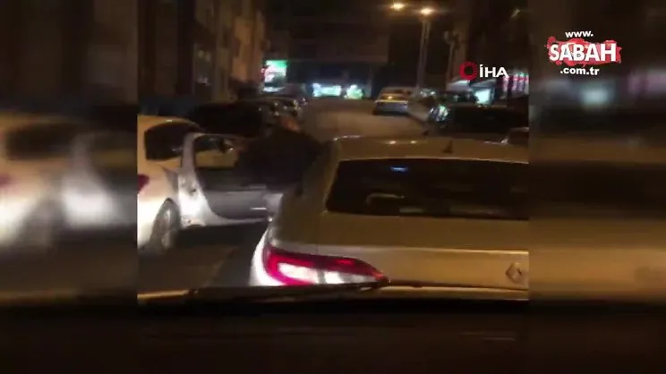 Hastane personelinin olduğu servis aracına sopalı saldırı kamerada | Video