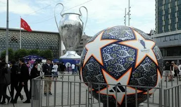 Şampiyonlar Ligi finali öncesinde taraftarlar Taksim’e yerleştirilen UEFA’nın dev kupasına yoğun ilgi gösterdi