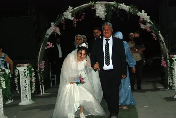 15-yillik-hayali-gercek-oldu-gelinlik-giyip-kina-gecesi-yapildiserebral-palsi-hastasi-32-yasindaki-aysenur-ken-1723792979895.jpg
