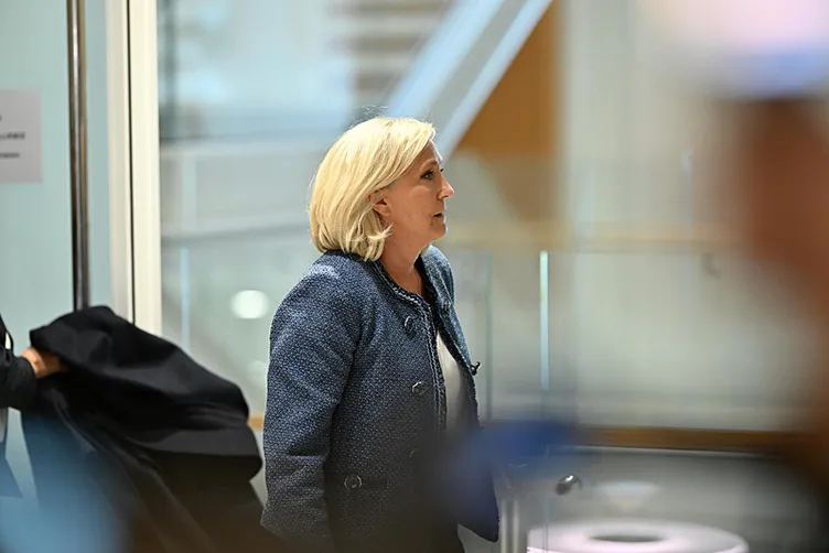 Fransa’da yolsuzluk krizi büyüyor! Fransızlar kararını verdi: Marine Le Pen men edilsin!