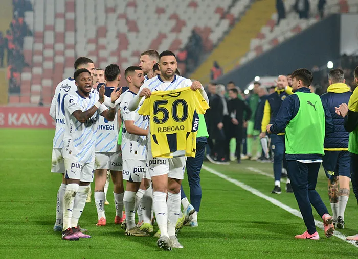 son-dakika-haberi-fenerbahce-adana-demirspor-engelini-golculeriyle-gecti-1737309247924.jpeg