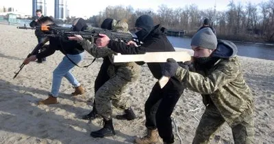 Ukrayna’da savaş hazırlığı! Rusya işgaline hazırlanan siviller böyle görüntülendi