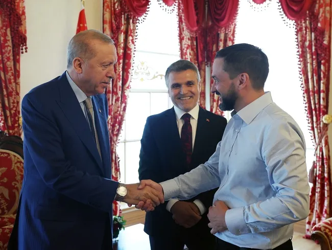 baskan-erdogan-minik-kahraman-joshua-harrisi-kabul-etti-1784747134856.jpg
