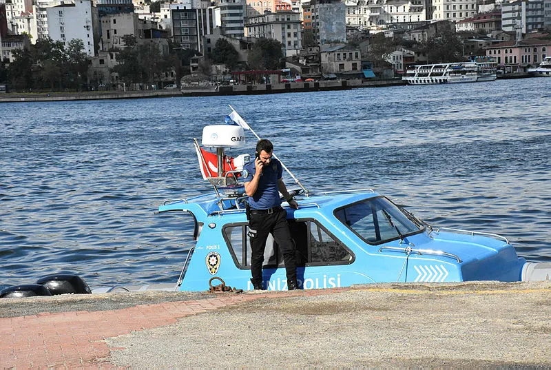 istanbul'da Haliç Metro Köprüsü'nden denize atlayan 21 yaÅındaki genç kız, peÅinden atlayan bir genç tarafından kurtarıldı. 2 genç saÄlık ekiplerince hastaneye kaldırıldı. ile ilgili görsel sonucu