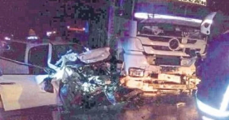 Kamyonla otomobil çarpıştı: İki ölü