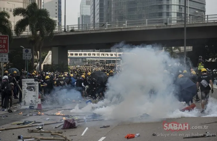 Hong Kong’da protestolar sürüyor! Ülke savaş alanına döndü...