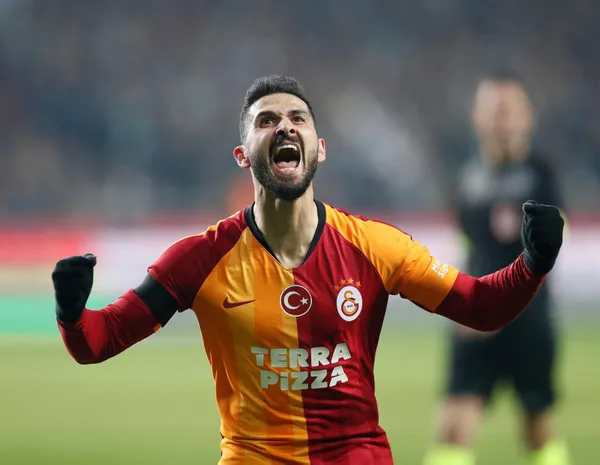 trabzonspordan-galatasarayli-emre-akbabaya-rest-simdi-de-biz-seni-istemiyoruz-1617861419907.jpg