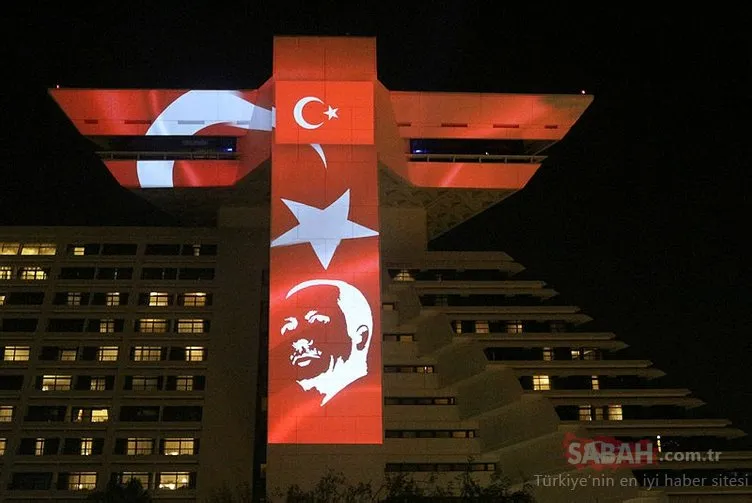 Katar'daki Sheraton Oteli Türk bayraÄıyla aydınlatıldı