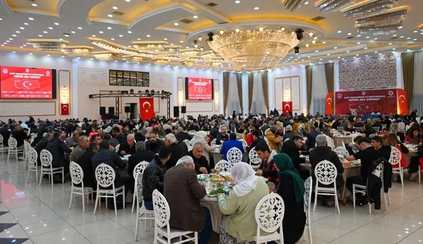 nusaybinde-sehit-ve-gazi-ailelerine-buyuk-aile-sofrasi-iftari-1771528612912.jpg