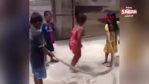 Çocuklar ölü yılanla ip atlama oyunu oynadı