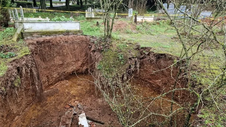 Mezarlığın ortasındaki manzarayı görenler hayrete düştü! Yaklaşık 6 metre derinliğinde...