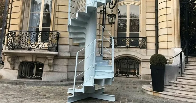 Eyfel Kulesi’nin merdivenin bir parçası 169 bin euro’ya satıldı