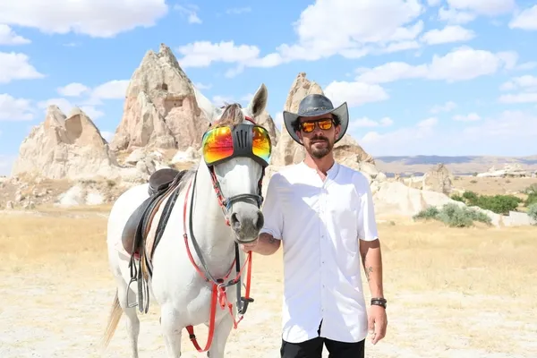 kapadokyada-gunes-gozluklu-melek-turistlerin-gozdesi-oldu-1787149520439.jpg