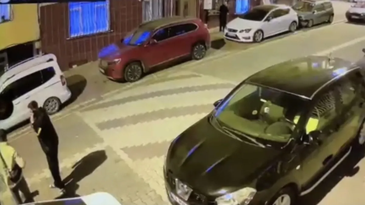Esenyurt’ta silahlı saldırı: Sokakta bekleyen 2 arkadaşa sıktı! Esenyurt’ta silahlı saldırı: Sokakta bekleyen 2 arkadaşa sıktı!