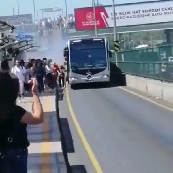 yine-metrobus-yine-yangin-seyir-halindeki-metrobusten-dumanlar-yukseldi-1658938087701.jpg