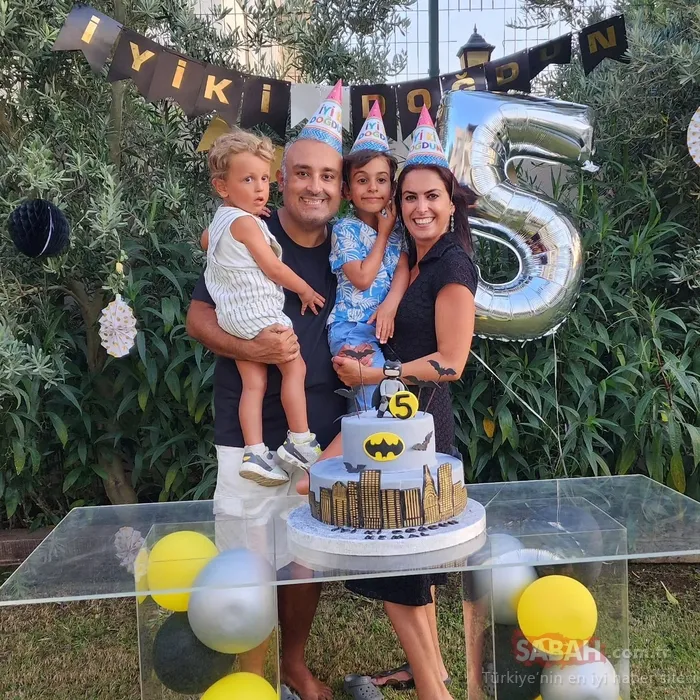 Nez gitti eski eş ile yeni kare geldi! Oyuncu Rüştü Onur Atilla’nın şarkıcı Nez ile aşkı hızlı bitmişti... Eski eşler okul yolunda el ele poz verdiler!