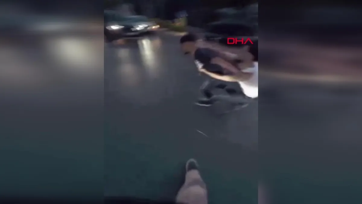 Beylikdüzü’nde tartıştıkları yayaya küfredip darp ettiler! Sürücünün ehliyetine ve araca el konulurken, 360 bin lira para cezası verildi… videosunu izle Beylikdüzü’nde tartıştıkları yayaya küfredip darp ettiler! Sürücünün ehliyetine ve araca el konulurken, 360 bin lira para cezası verildi… videosunu izle