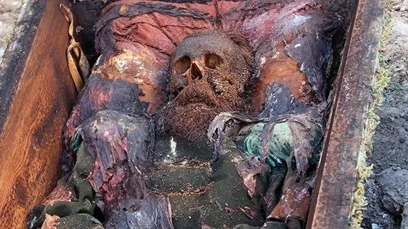 Rus generalin mezarı arazi sahibini yaktı