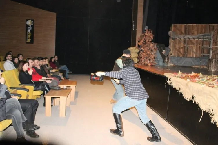 Öğrencilerin izlediği tiyatro oyunundaki silahlı sahneler tepki çekti