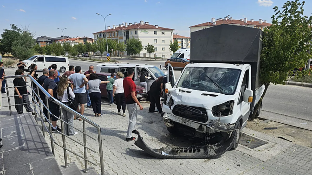 Eskişehir’de kaza sonrası taraflar birbirine girdi: 7 kişi yaralandı Eskişehir’de kaza sonrası taraflar birbirine girdi: 7 kişi yaralandı