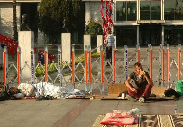 Bir yanda işçi kıyımı bir yanda ballı maaş