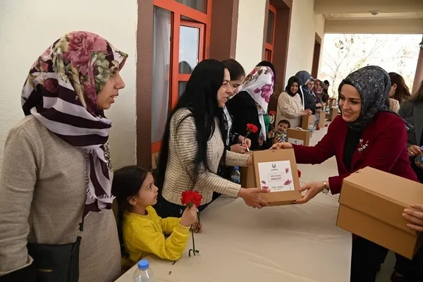 vali-ayhanin-esi-zeynep-ayhandan-depremzede-kadinlar-karanfil-1678278009639.jpg