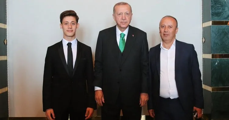 Fenerbahçeli Arda Güler, Başkan Erdoğan’a formasını hediye etti