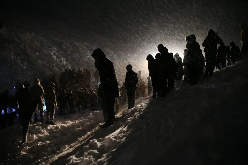 Van'ın Bahçesaray yolunun 33. kilometresinde bir minibüsün üzerine çığ düştü. ile ilgili görsel sonucu"