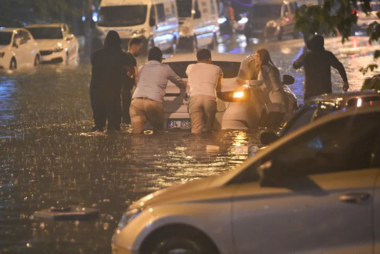 Ankara'yı sağanak vurdu! Sokaklar göle döndü, giriş katları ve metroyu su bastı! O anlar kamerada