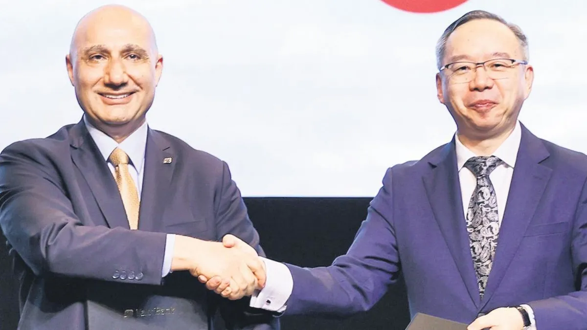 Vakıfbank logosu ve Türkiye haritası üzerinde finansal grafikler