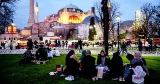 Sultanahmet Meydanı’nda ramazan ruhu ve iftar