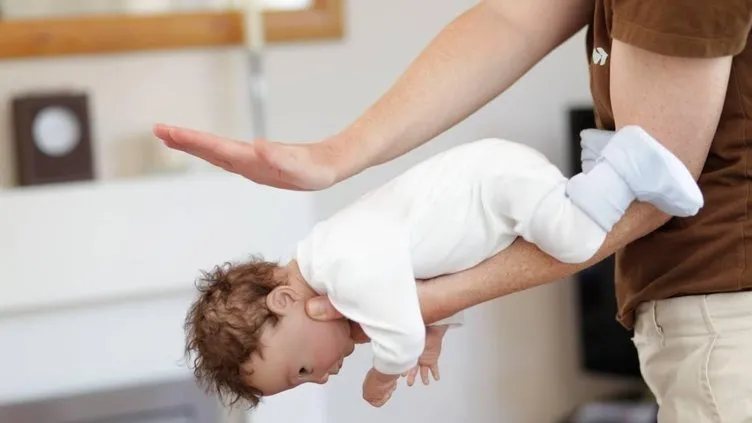 Heimlich manevrası nedir, nasıl uygulanır? Yetişkin ve bebeklerde Heimlich manevrası nasıl yapılır?
