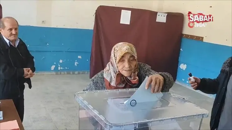 100 yaşındaki Fadime nine oy kullanmaya oğlunun sırtında gitti | Video