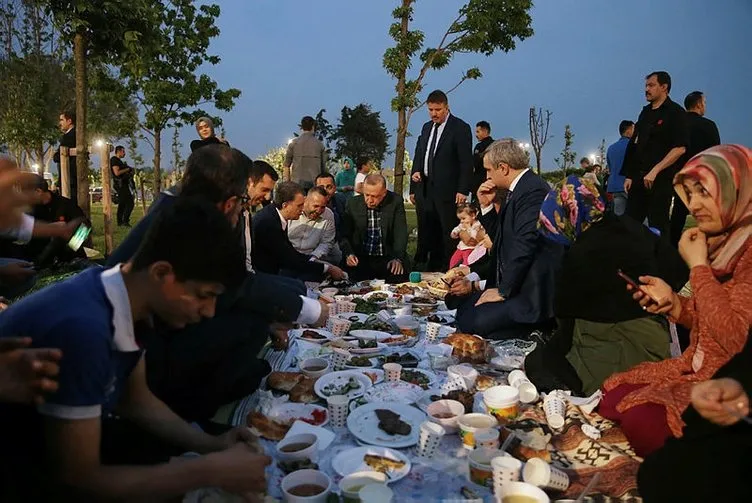 Başkan Erdoğan vatandaşlarla Zeytinburnu sahilde iftar yaptı