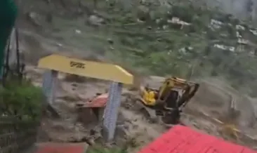 Hindistan’da sel köprüyü yuttu: 15 köyle bağlantı kesildi