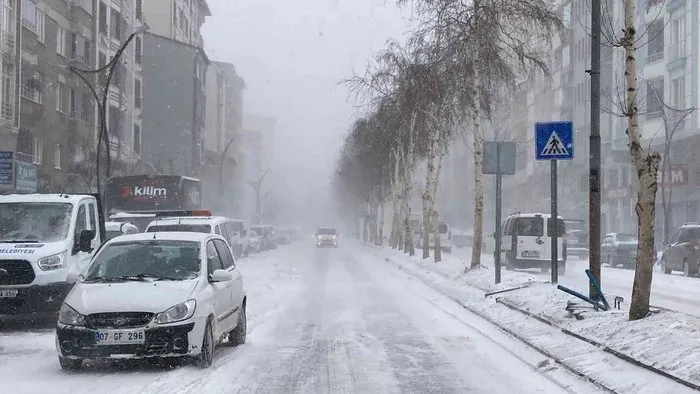 Tatvan’da yoğun kar yağışı