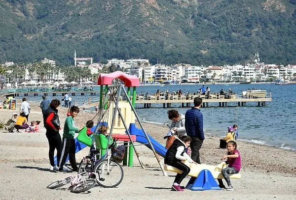 Marmarisliler sıcak havanın keyfini sahilde çıkardı