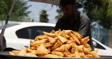 Pakistan’da iftarların vazgeçilmez yemeği Samosa