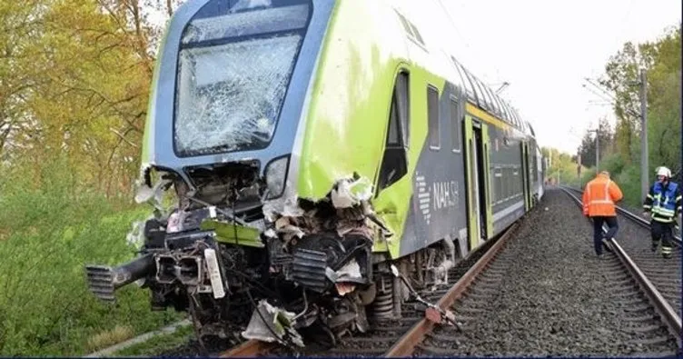 Almanya’da feci kaza! Yolcu treni TIR ile çarpıştı