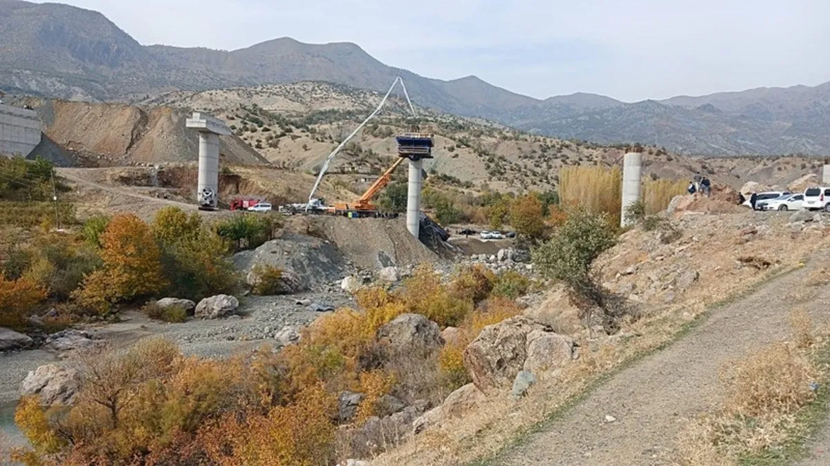Diyarbakır’da viyadük inşaatında iskele çöktü; yaralılar var Diyarbakır’da viyadük inşaatında iskele çöktü; yaralılar var