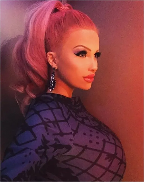 Bu dünyadaki tek derdi Barbie bebek gibi olmak