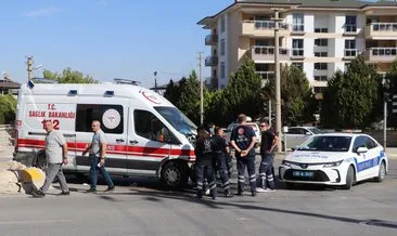 Denizli'de hasta taşıyan ambulans ile ticari araç çarpıştı: 5 yaralı #denizli