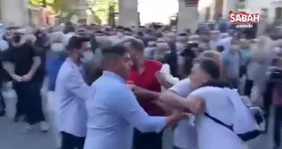 Ferhan Şensoy’un cenazesinde çirkin saldırı! Tabuttaki Galatasaray bayrağını gören holiganlardan saygısızlık | Video