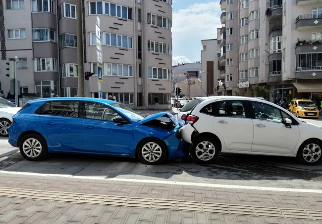 bunu-yapan-avukat-bosana-asamasindaki-esinin-aracina-arkadan-carpti-1757423361772.jpg Bunu yapan avukat! Boşana aşamasındaki eşinin aracına arkadan çarptı!