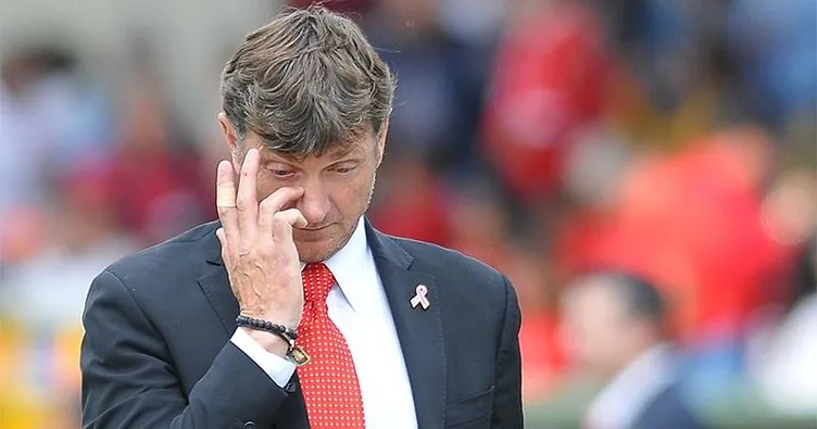 Teknik direktör, futbolcu tekmeledi