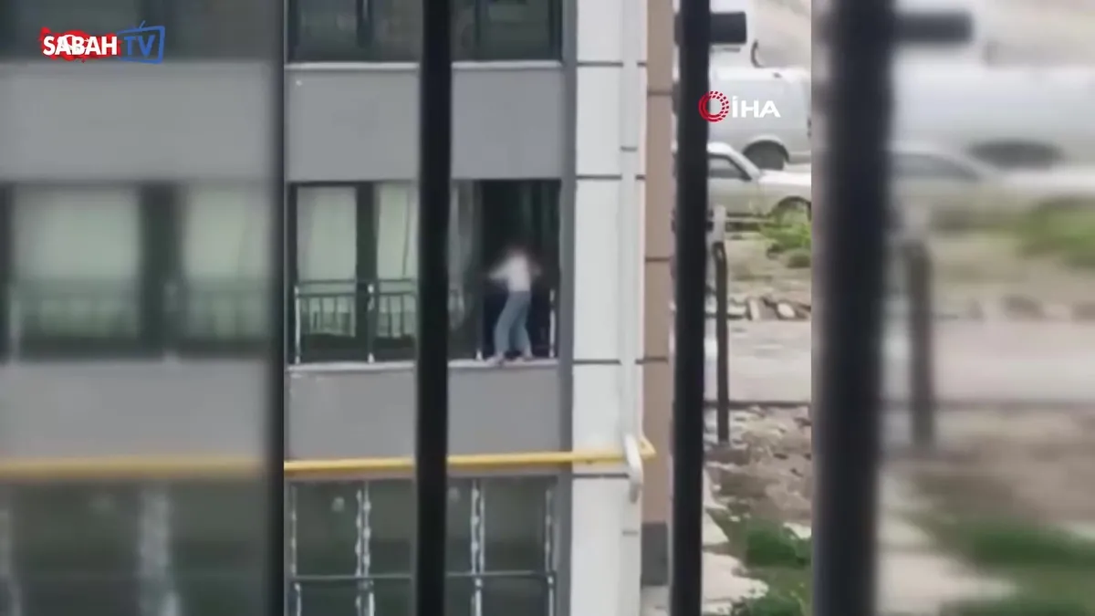 Camdan çıkarak korkulukta gezinen çocuk, yürekleri ağza getirdi! O anlar kamerada | Video videosunu izle Camdan çıkarak korkulukta gezinen çocuk, yürekleri ağza getirdi! O anlar kamerada | Video videosunu izle