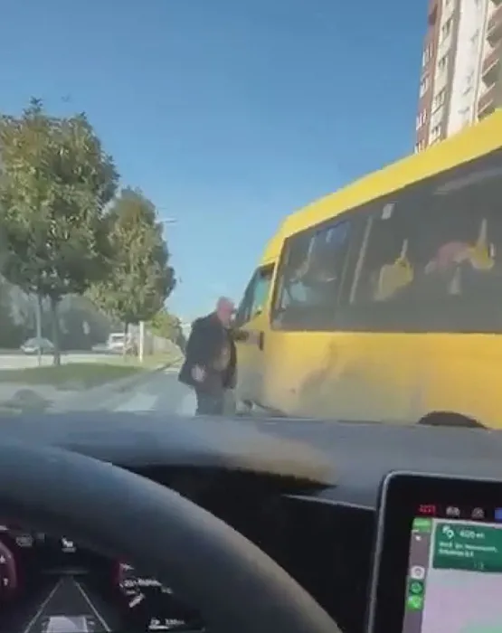 Seyir halindeki tartışma yol kesmeyle sonuçlandı: Minibüs sürücüsü araca vurup, cama tükürdü!