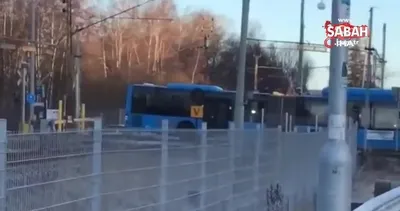 İsveç’te tren otobüsü biçti | Video